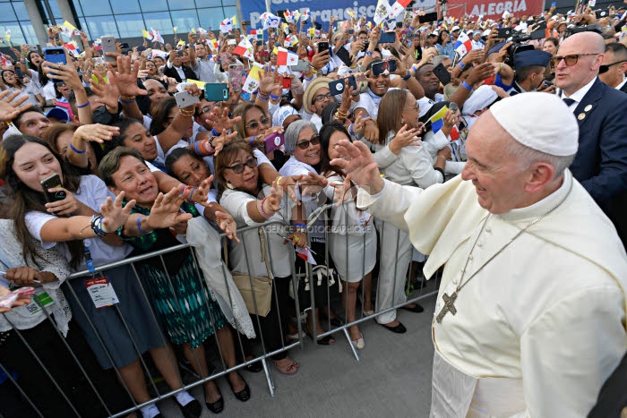 JMJ 2019 au Panama. Le pape saluant la foule.