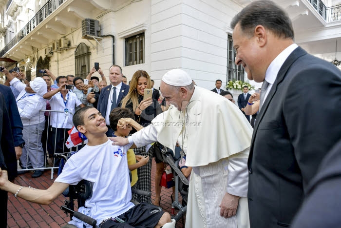 JMJ 2019 au Panama. Le pape François salue de jeunes hadicapés.
