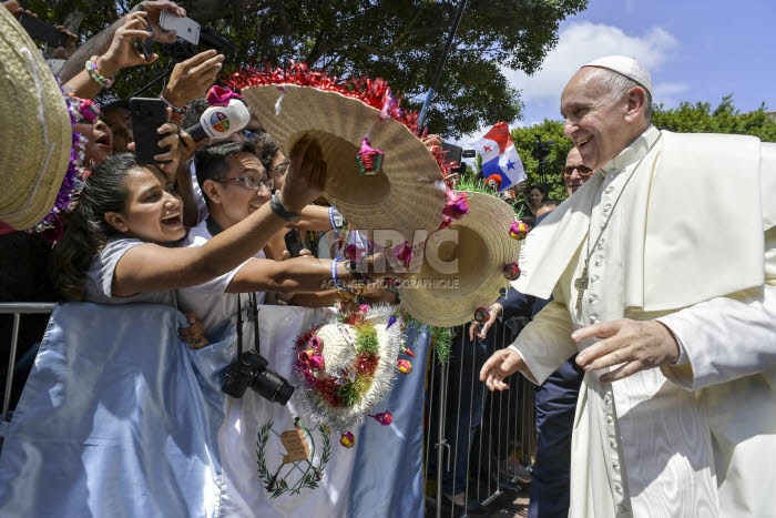 JMJ 2019 au Panama. Le pape François saluant la foule.