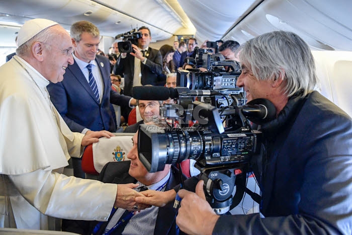 Pape François et les journalistes dans l'avion qui les mène à Abu Dhabi.