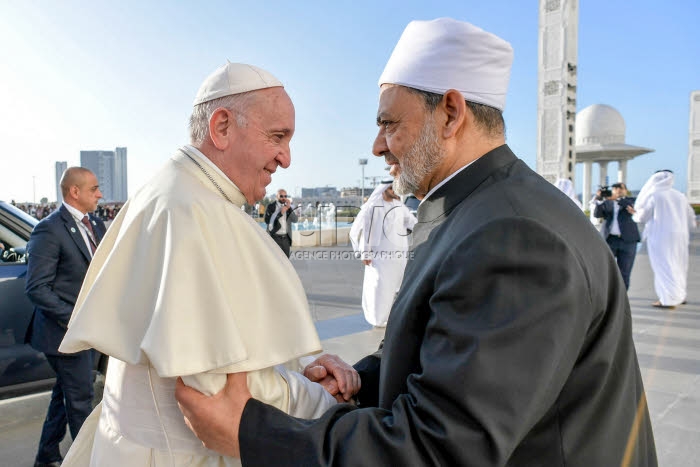 Le pape François saluant le cheikh Ahmed Mohamed el-Tayeb.