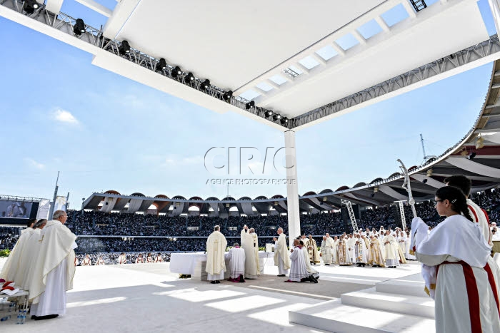 Le pape François aux Emirats arabes unis. Messe à Abu Dhabi.