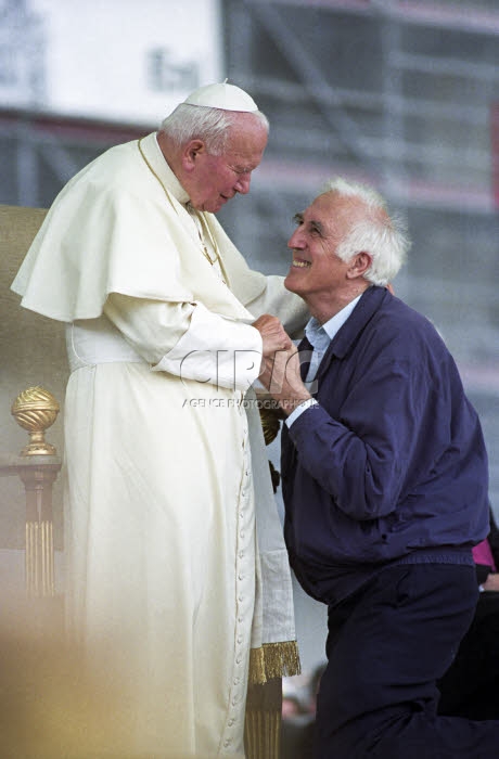 30 mai 1998 : Le pape Jean Paul II rencontre Jean VANIER au Vatican.