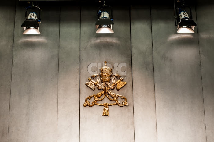 Blason du Vatican dans la salle de presse du Vatican.