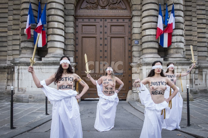 Militantes Femen devant le sénat.