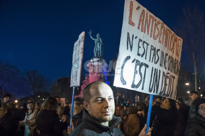 Rassemblement contre l'antisémitisme, place de la République à Paris.