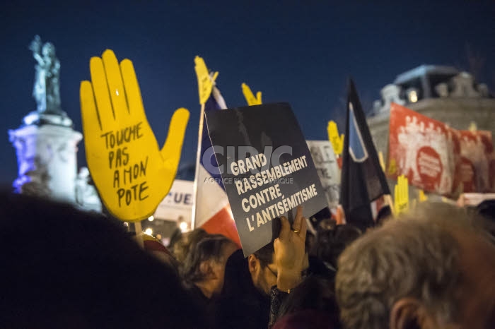 Rassemblement contre l'antisémitisme, place de la République à Paris.