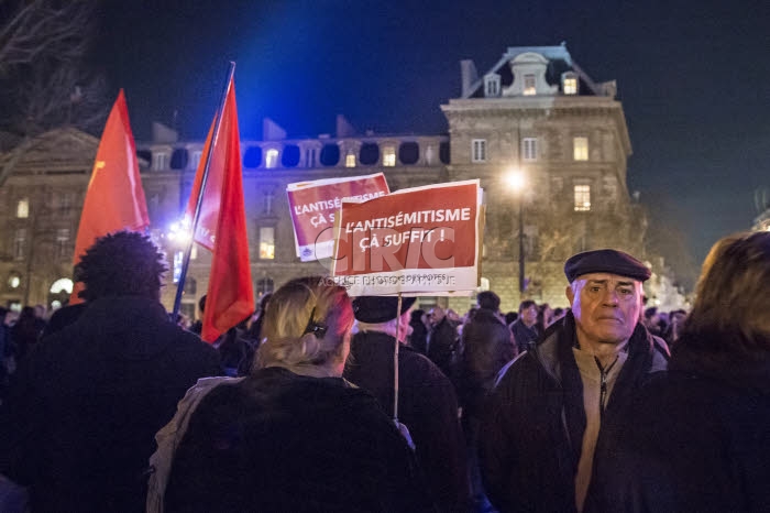 Rassemblement contre l'antisémitisme, place de la République à Paris.