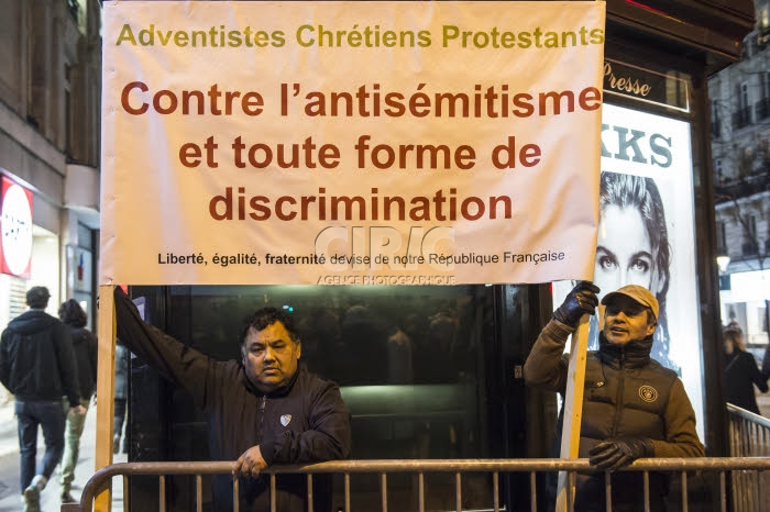 Rassemblement contre l'antisémitisme, place de la République à Paris.