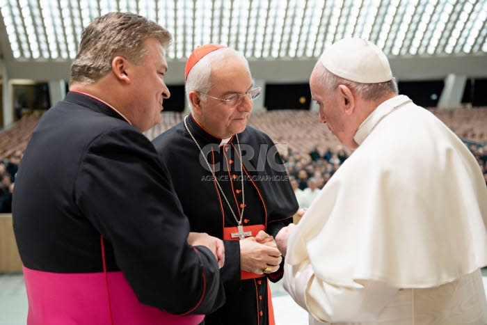 Pape François, le Card. Mauro PIACENZA et Mgr. Krzysztof NYKIEL.