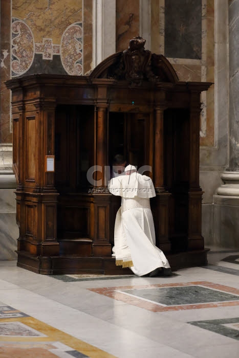 Le pape François se confesse lors d'une célébration pénitentielle.
