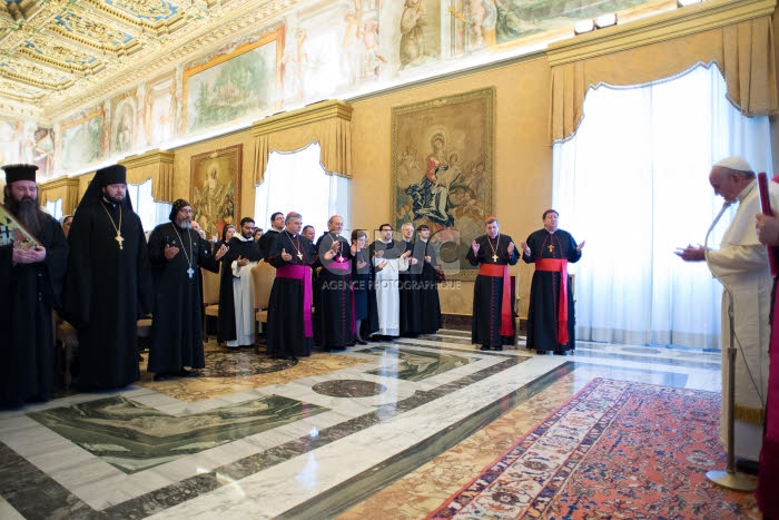 Le Pape rencontre au Vatican les participants à un colloque oecuménique.