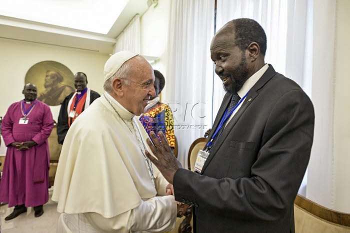 Le pape François converse avec Salva Kiir MAYARDIT, prdt du Sud Soudan.