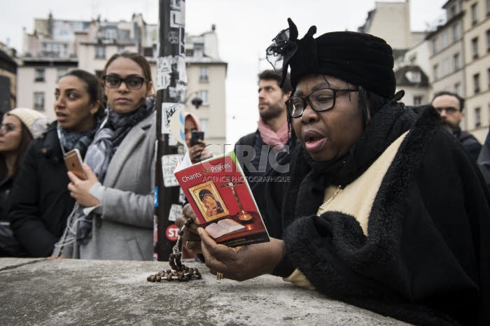 Incendie de la cathédrale Notre-Dame de Paris, personnes se recueillent dans la rue.