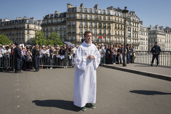 Séminariste lors du Chemin de croix à Paris.