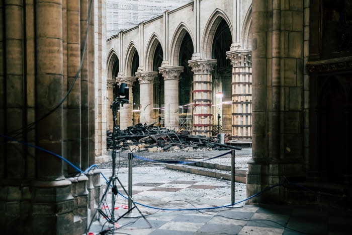Vue intérieure de la cathédrale Notre-Dame de Paris depuis l'incendie.