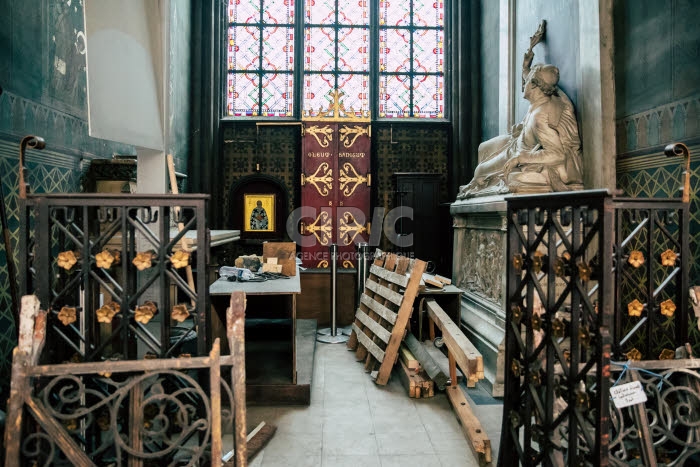 Vue intérieure de la cathédrale Notre-Dame de Paris depuis l'incendie.