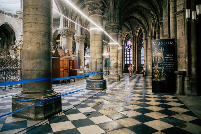 Vue intérieure de la cathédrale Notre-Dame de Paris depuis l'incendie.