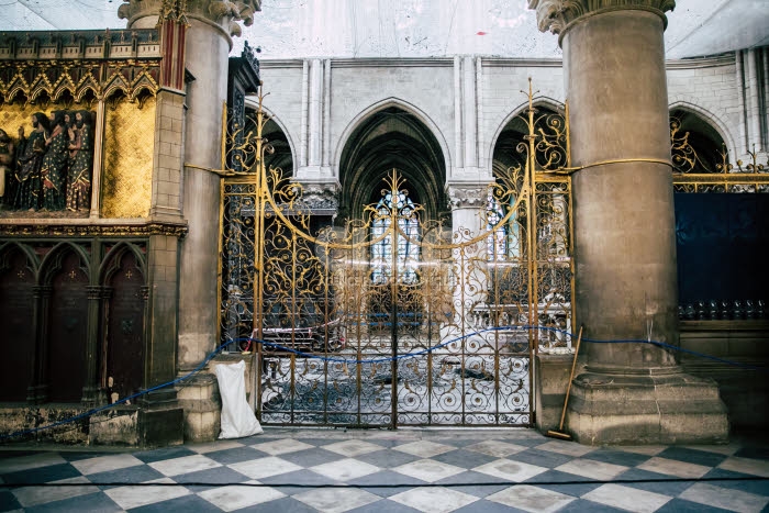 Vue intérieure de la cathédrale Notre-Dame de Paris depuis l'incendie.