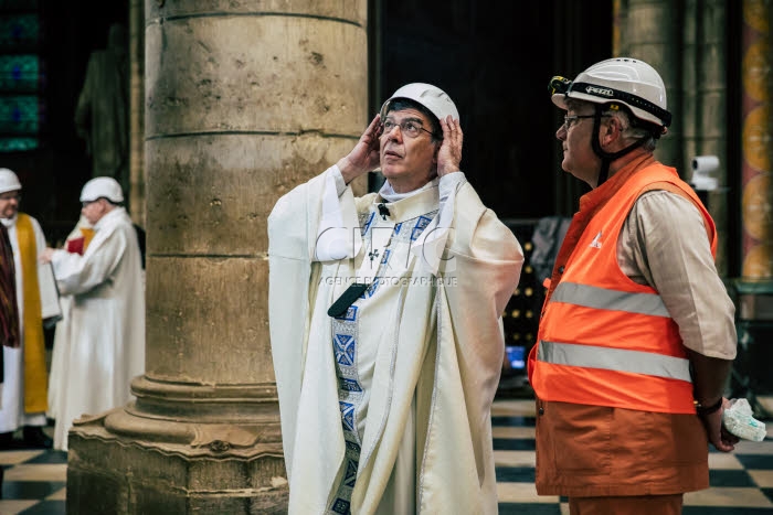 Première messe à Notre-Dame de Paris depuis l'incendie.