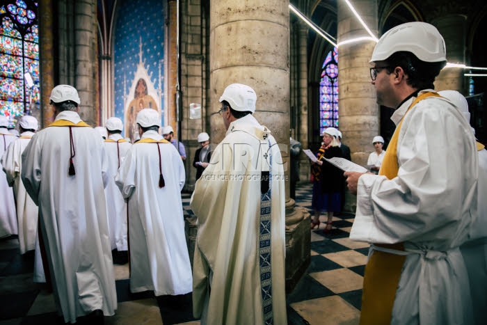 Première messe à Notre-Dame de Paris depuis l'incendie.