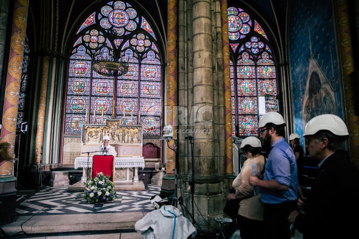 Première messe à Notre-Dame de Paris depuis l'incendie.