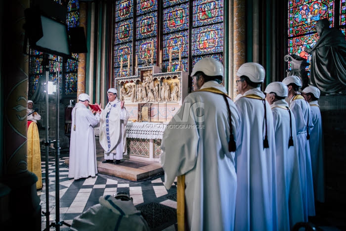 Première messe à Notre-Dame de Paris depuis l'incendie.