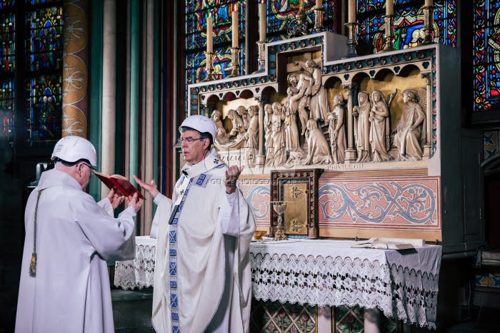 Première messe à Notre-Dame de Paris depuis l'incendie.