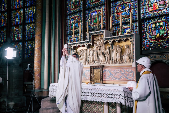Première messe à Notre-Dame de Paris depuis l'incendie.