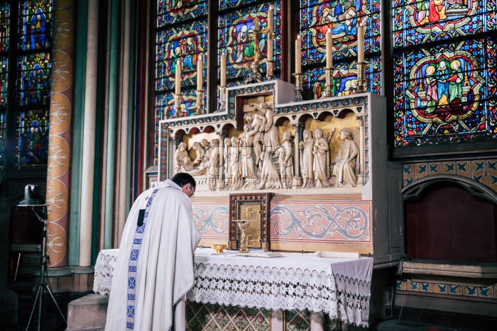Première messe à Notre-Dame de Paris depuis l'incendie.
