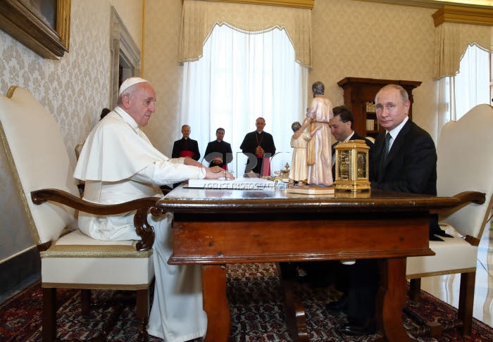 Le pape François et Vladimir POUTINE au Vatican.