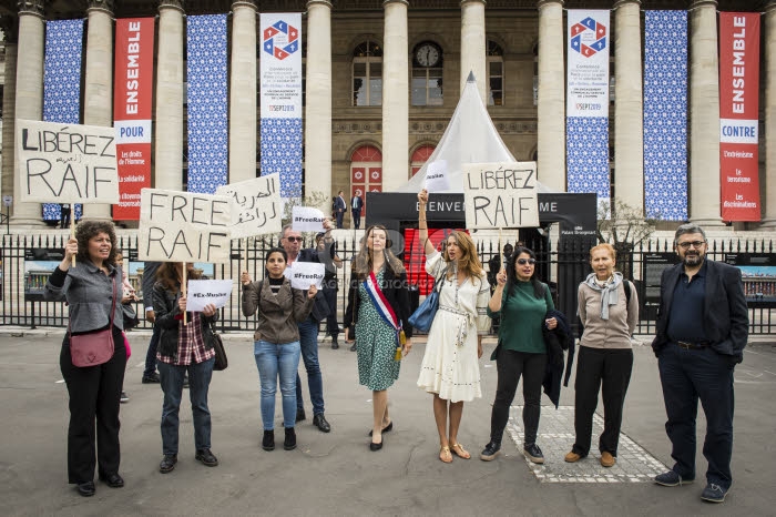 Manifestation en marge de la Conférence internationale de Paris pour la paix et la solidarité