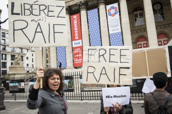 Manifestation en marge de la Conférence internationale de Paris pour la paix et la solidarité