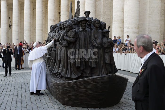Place Saint Pierre, sculpture représentant des migrants sur un radeau.