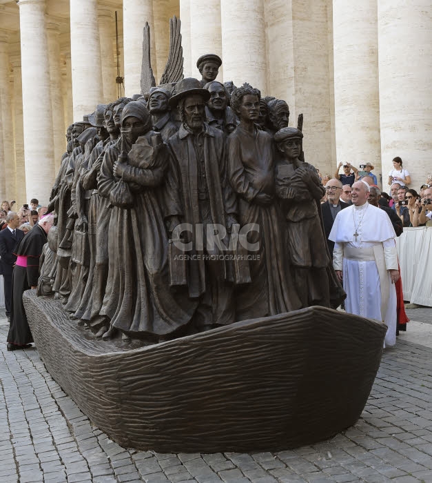Place Saint Pierre, sculpture représentant des migrants sur un radeau.