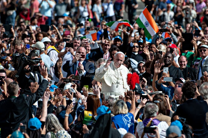 Le pape François saluant la foule.