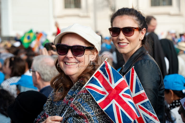 Fidèles d'origine britannique à la messe de canonisation de cinq bienheureux.