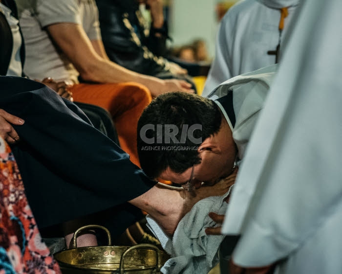 Lavement des pieds durant la célébration de la messe du Jeudi saint.