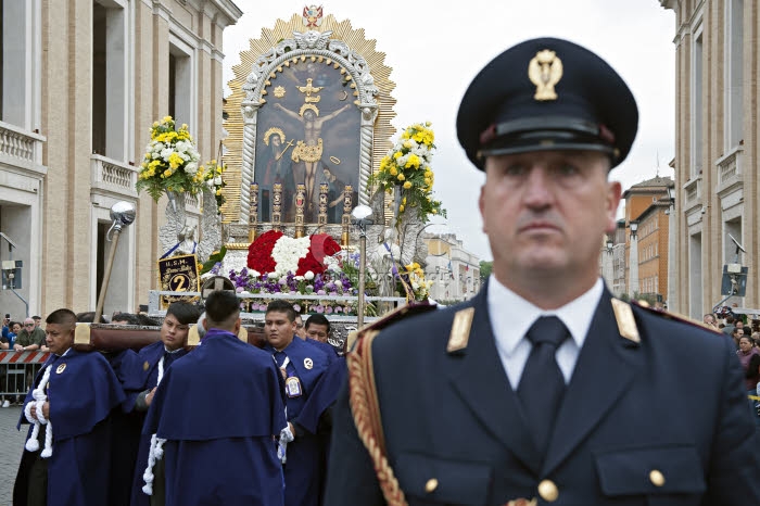 Procession du "Seigneur des Miracles" au Vatican.