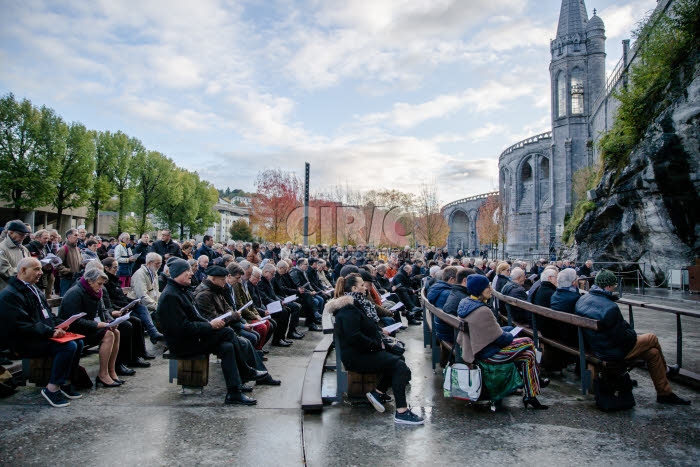 Prière des laudes célébrée à la grotte de Massabielle au sanctuaire de Lourdes