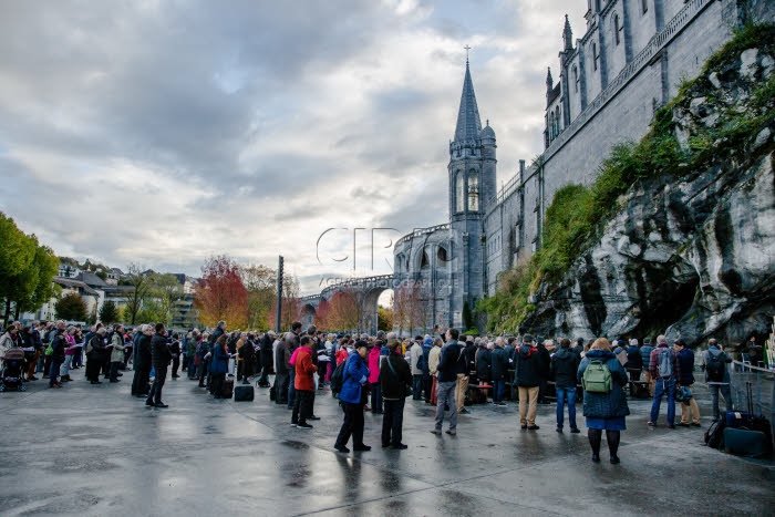 Prière des laudes célébrée à la grotte de Massabielle au sanctuaire de Lourdes