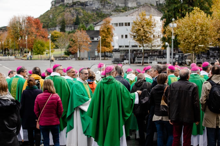 Lourdes, évêques et laïcs lors d'une sortie de messe.