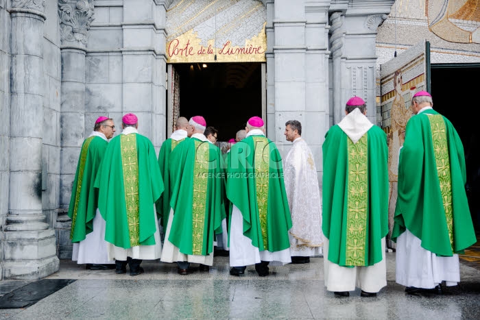 Evêques entrant dans la basilique Notre Dame du Rosaire à Lourdes