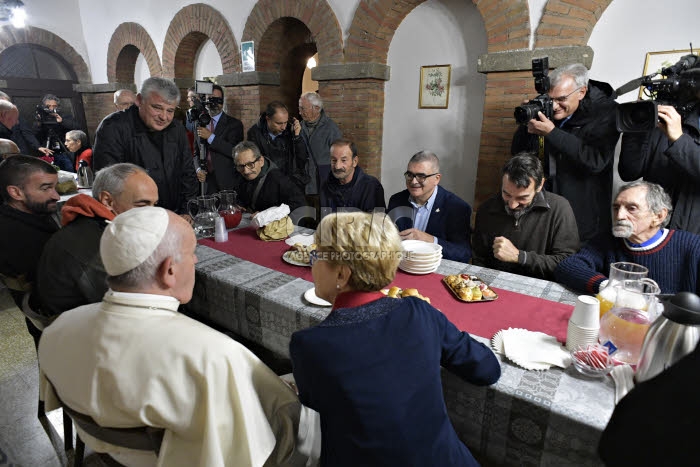 Le pape François visite le centre d’accueil pour personnes sans-abri.