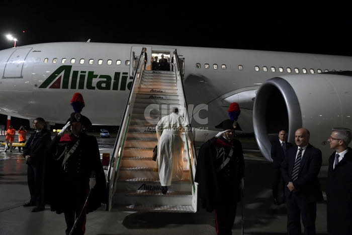  November 19 , 2019 : Pope Francis boards an airplane at the "Leonardo da Vinci" airport in Fiumicino, near Rome