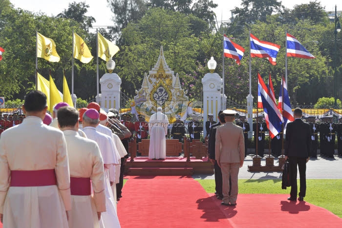 Voyage apostolique du pape François en Asie. Arrivée à Bangkok, Thaïlande.