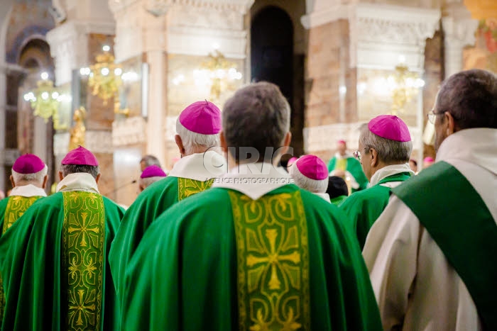 Messe célébrée en la basilique Notre Dame du Rosaire à Lourdes.