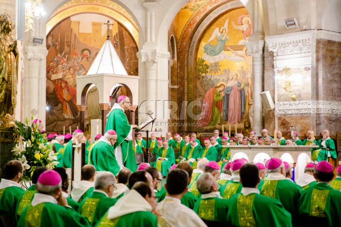 Messe célébrée en la basilique Notre Dame du Rosaire à Lourdes.