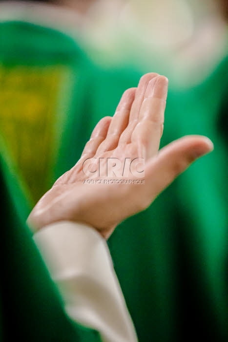 Main d'un évêque priant.