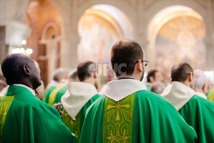 Messe célébrée en la basilique Notre Dame du Rosaire à Lourdes.